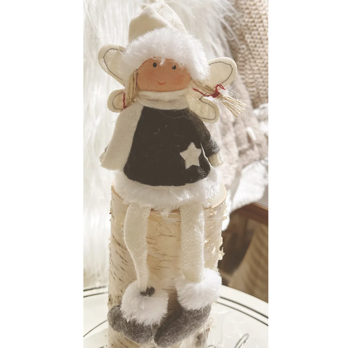 Deko Engel mit Strickkleid, Winterpüppchen gestrickt, Schlackerbeine, grau-weiß, 18cm, Kantenhocker