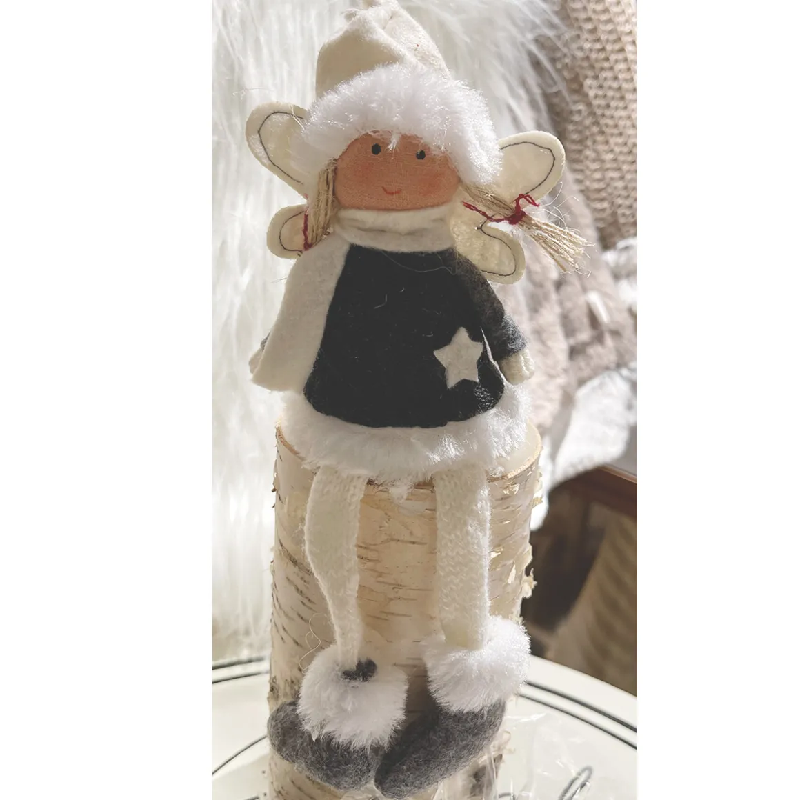 Deko Engel mit Strickkleid, Winterpüppchen gestrickt, Schlackerbeine, grau-weiß, 18cm, Kantenhocker