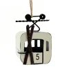 Deko Gondel weiß mit schwarzen Ski, Seilbahn, Skigondel aus Metall, 7x5x11cm, Hänger