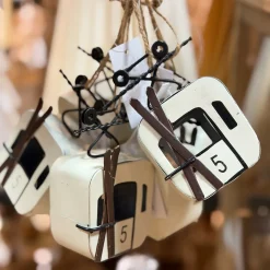 Deko Gondel weiß mit schwarzen Ski, Seilbahn, Skigondel aus Metall, 7x5x11cm, Hänger