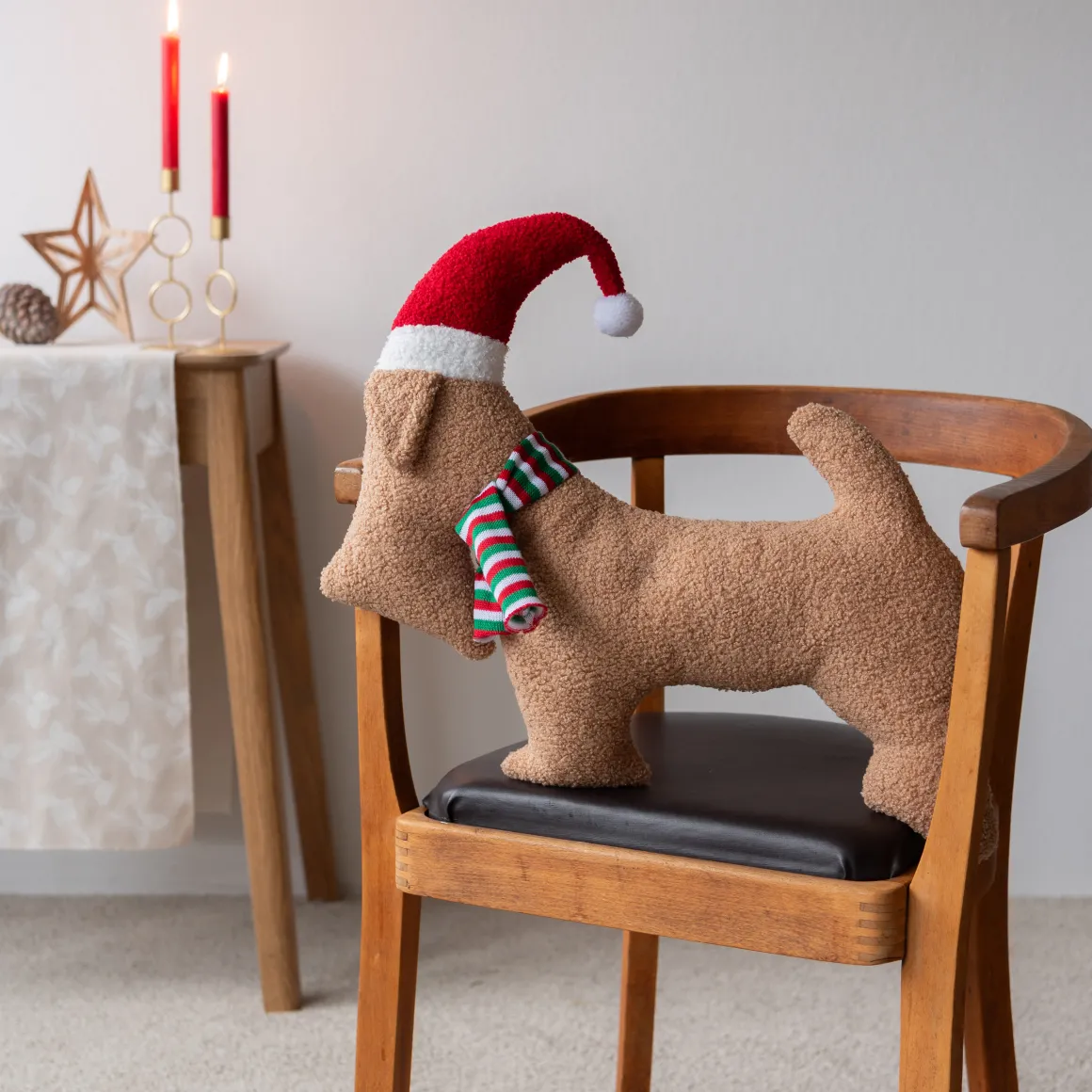 Deko Kissen Santa Dog, Weihnachtshund mit roter Mütze, 40x50cm, Halbach