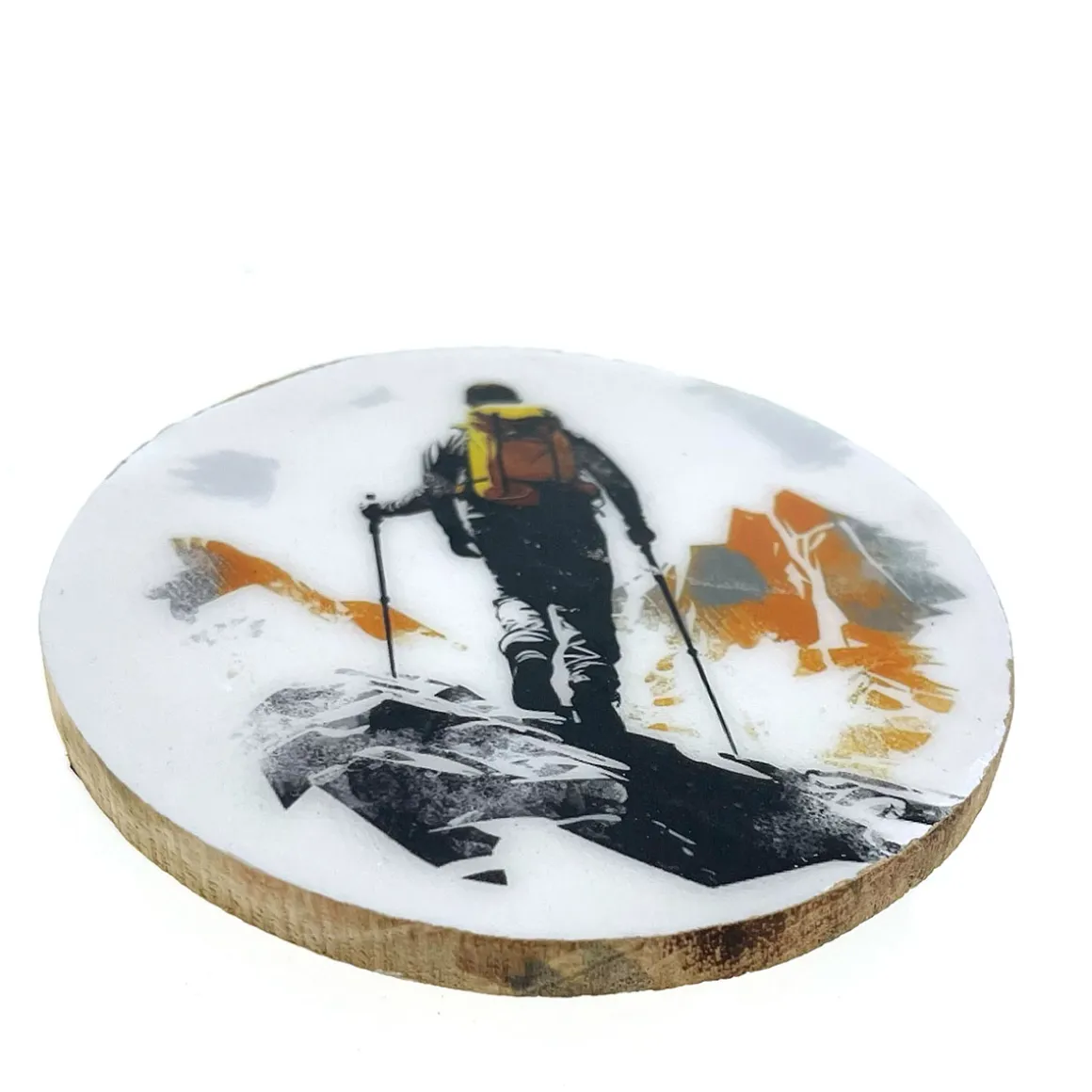 Deko Untersetzer Tourengeher, Holzuntersetzer mit Lackküberzug und Bergmotiv mit Bergwanderer, Ø10cm. 4St/Pck