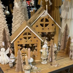 Deko Holzhaus Winter, massives Holzhaus mit Winter-Ausschnitt, Relief-Arbeit, weiß lackierte Dachkante, 35cm