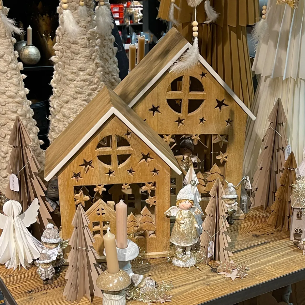 Deko Holzhaus Winter, massives Holzhaus mit Winter-Ausschnitt, Relief-Arbeit, weiß lackierte Dachkante, 35cm