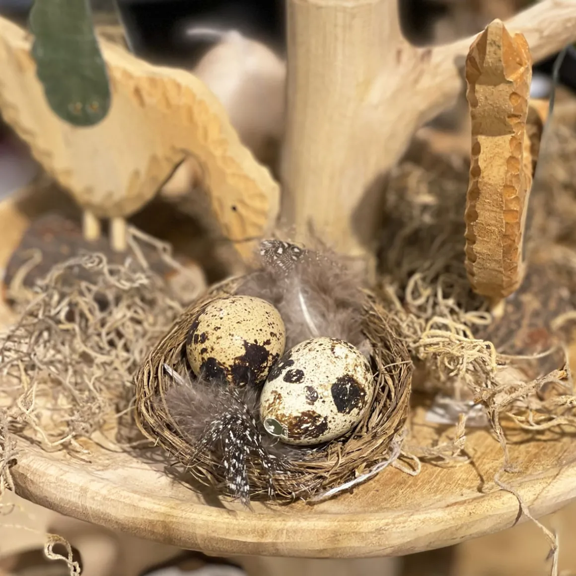 Deko Vogelnest Natur, kleines Weidennest mit Wachteleier und Federn, Ø6cm