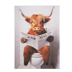 Leinwandbild lustiges Hochlandrind Lumpi beim Zeitungslesen, Stier auf Toilette, 50x70cm