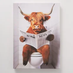 Leinwandbild lustiges Hochlandrind Lumpi beim Zeitungslesen, Stier auf Toilette, 50x70cm