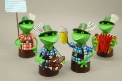 Zaunhocker Frosch Landhaus, Metallfrosch in Lederhose mit Akkordeon, 20cm